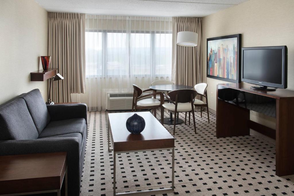 TV a/nebo společenská místnost v ubytování Delta Hotels by Marriott Utica