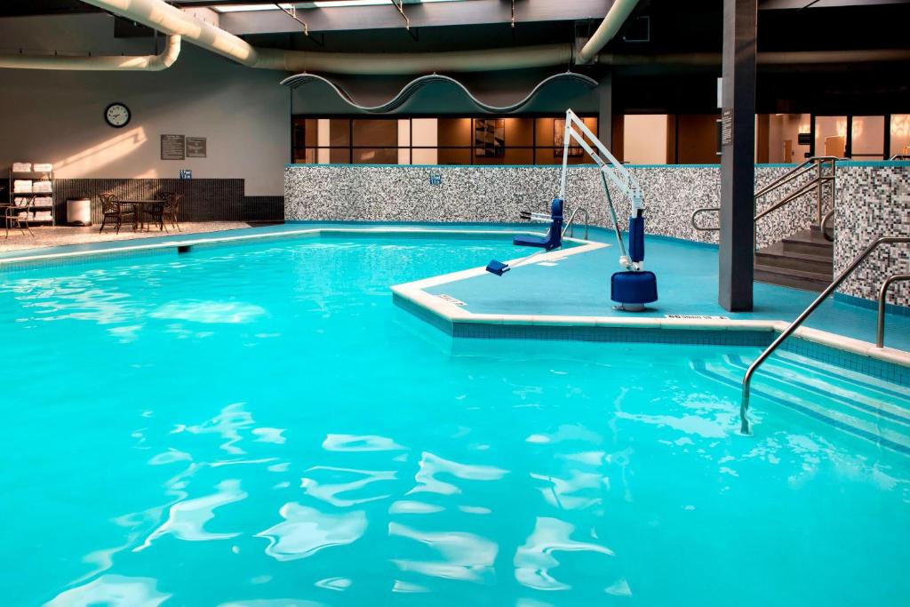 Bazén v ubytování Delta Hotels by Marriott Utica nebo v jeho okolí