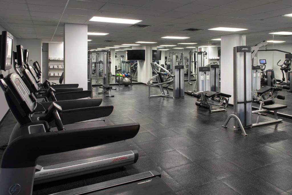 Fitness centrum a/nebo fitness zařízení v ubytování Delta Hotels by Marriott Utica