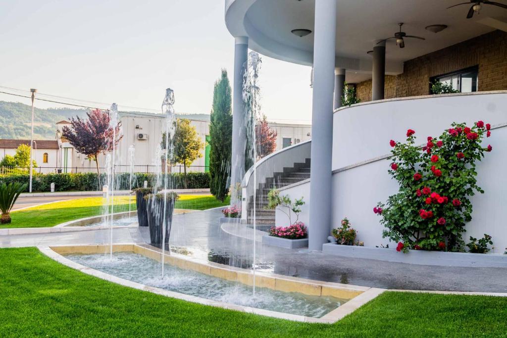 fontanna na dziedzińcu budynku w obiekcie Hotel Aquila w mieście Orte