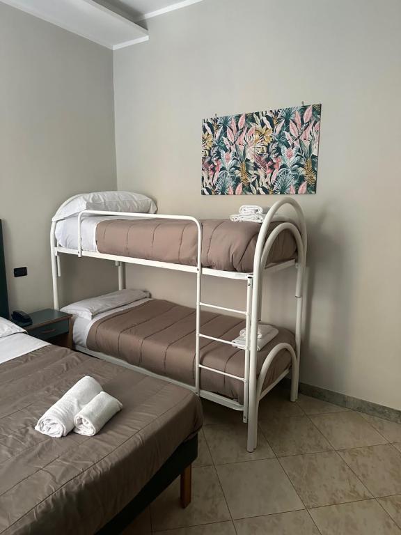 Postel nebo postele na pokoji v ubytování Smart Station Hotel