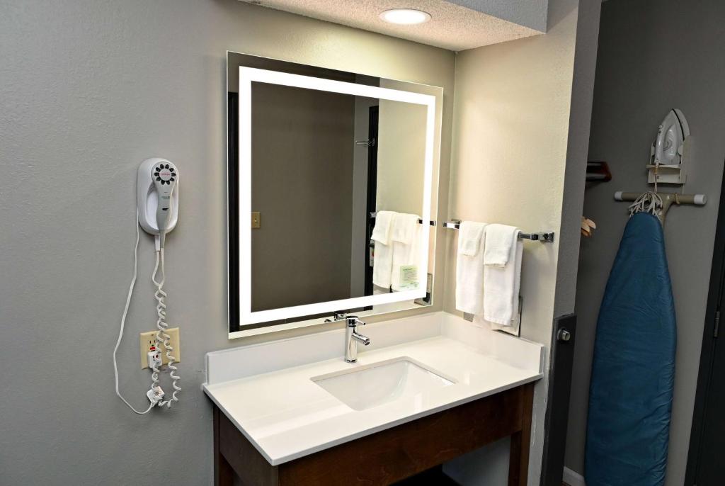 Super 8 by Wyndham Higginsville - Kamer Met Queensize Bed - Niet-Rokers