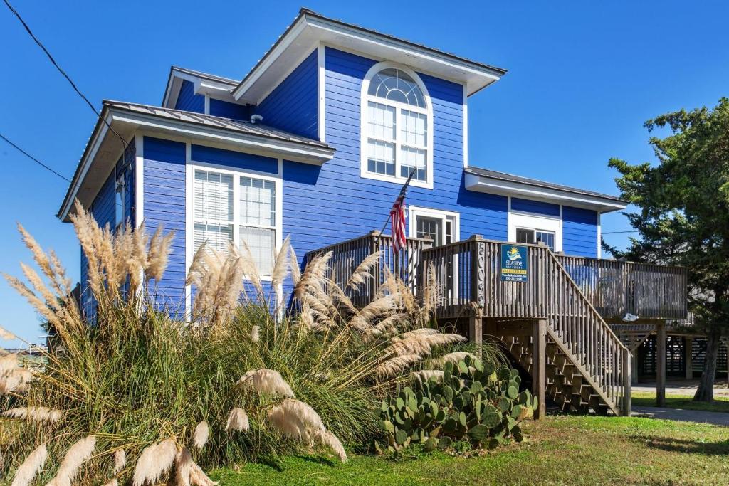 Una casa blu con una bandiera americana davanti di 8625 - Blue Crush a Frisco