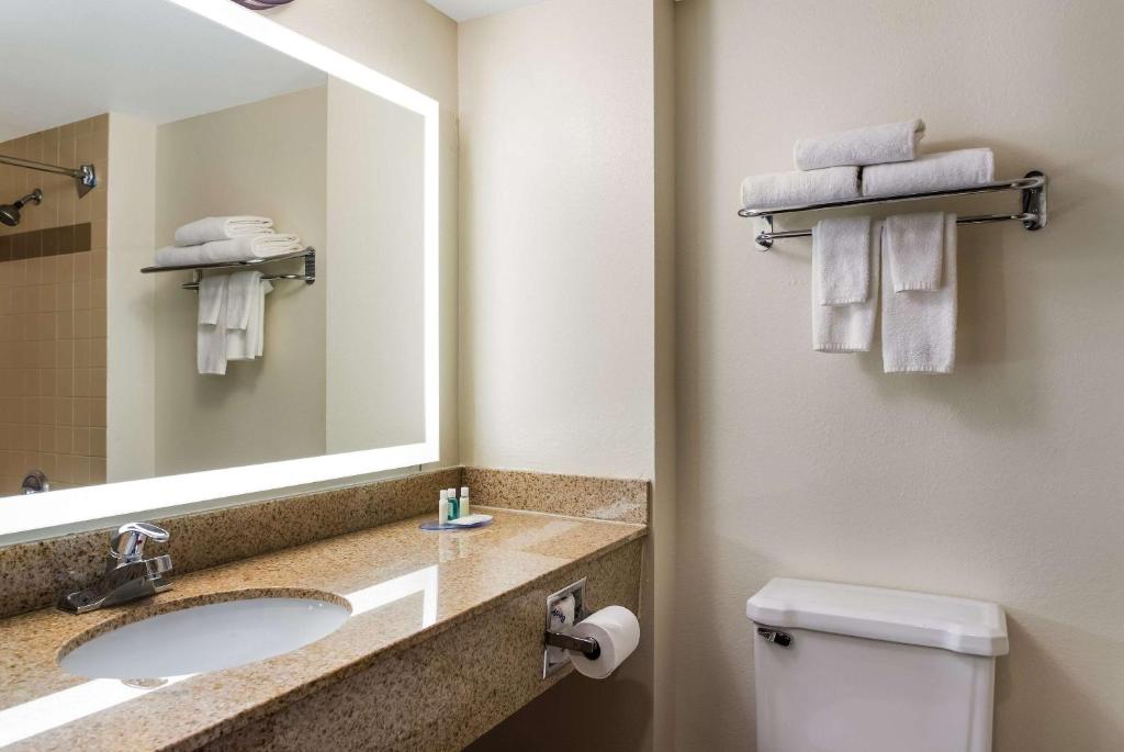 Quality Suites Milwaukee Airport photo
