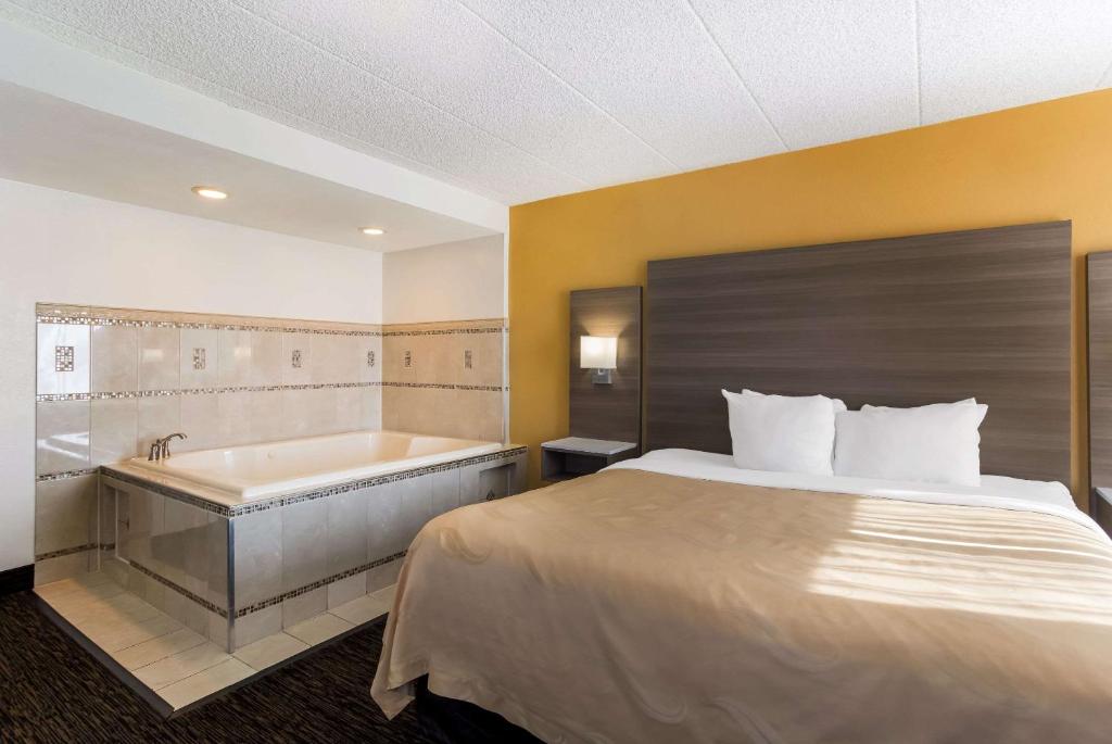 Quality Suites Milwaukee Airport photo
