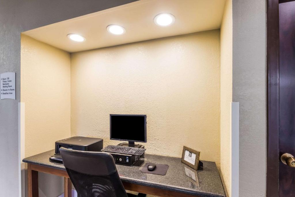 Quality Suites Milwaukee Airport photo