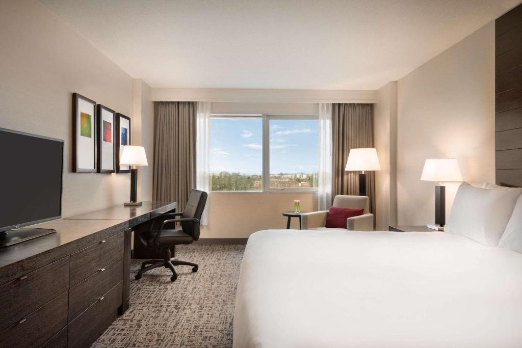 Postel nebo postele na pokoji v ubytování Radisson Hotel Vancouver Airport