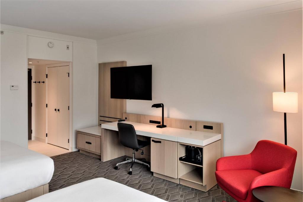 TV a/nebo společenská místnost v ubytování Delta Hotels by Marriott Kamloops