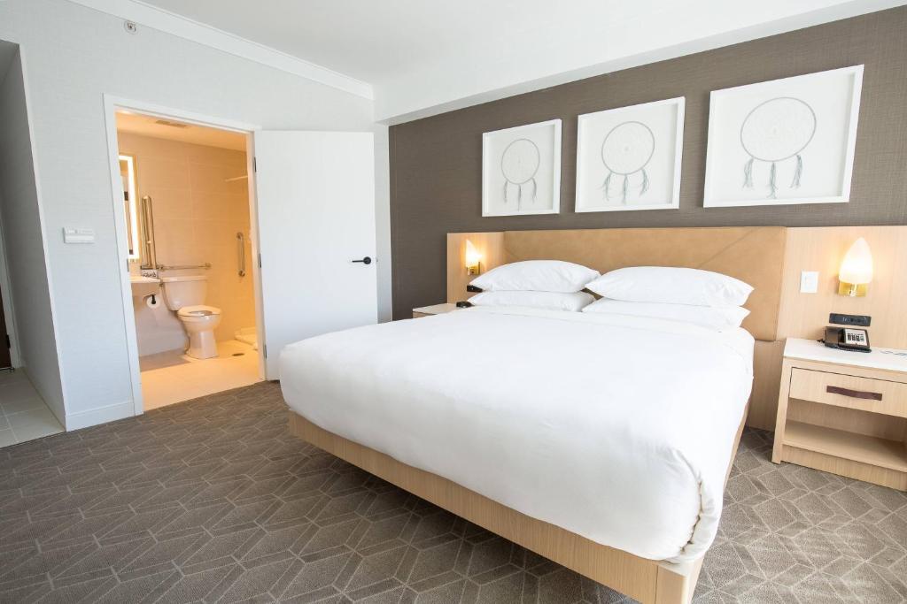 Postel nebo postele na pokoji v ubytování Delta Hotels by Marriott Kamloops
