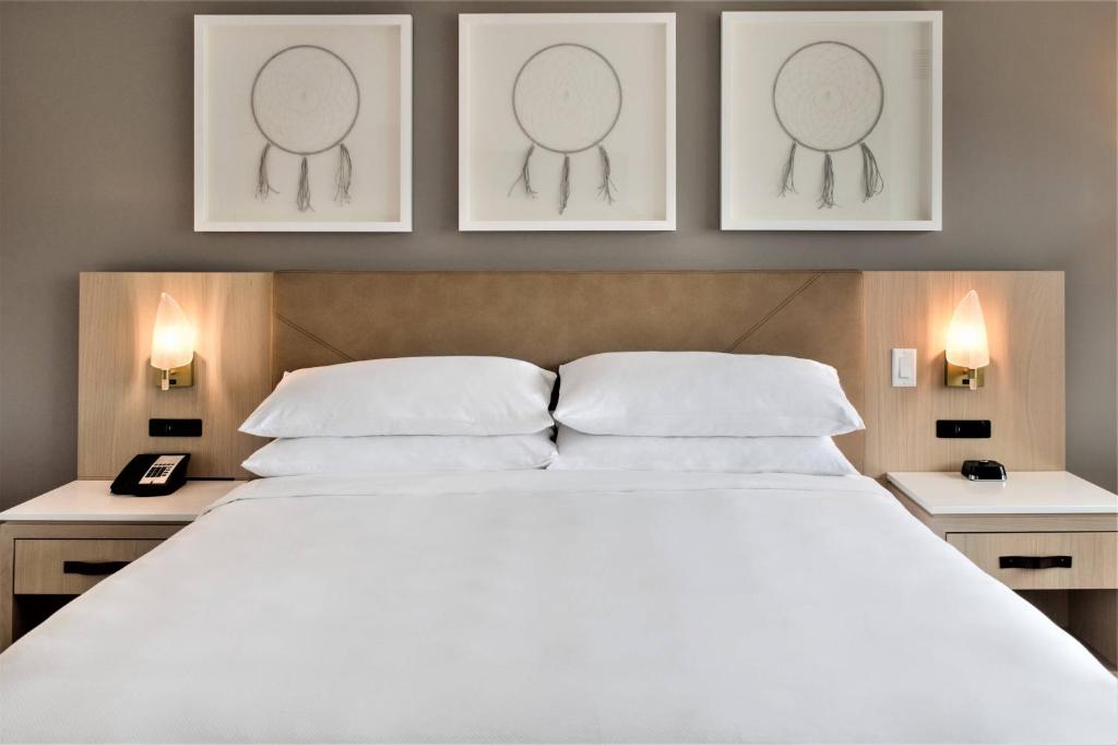 Postel nebo postele na pokoji v ubytování Delta Hotels by Marriott Kamloops
