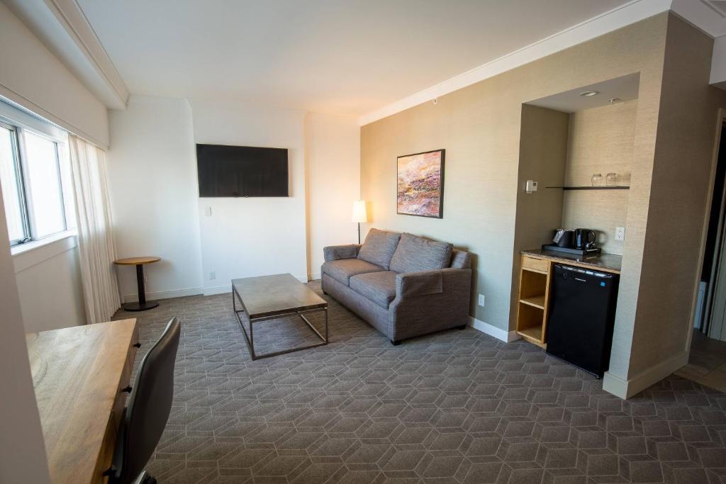 TV a/nebo společenská místnost v ubytování Delta Hotels by Marriott Kamloops