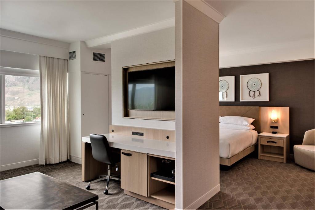 TV a/nebo společenská místnost v ubytování Delta Hotels by Marriott Kamloops