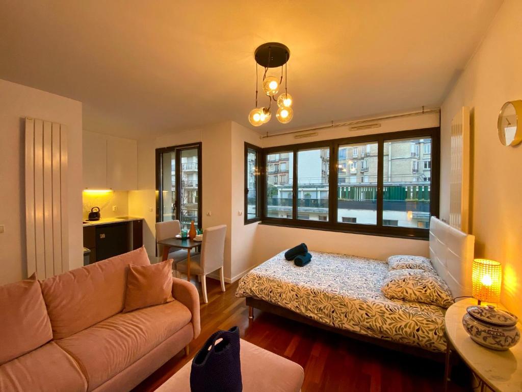 un salon avec un canapé et une table dans l'établissement Appartement Passy PARIS, à Paris
