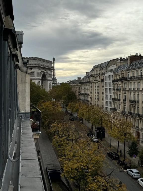 une vue d'une rue de la ville avec des bâtiments dans l'établissement Cozy Room Nearby Champs Elysées 4, à Paris
