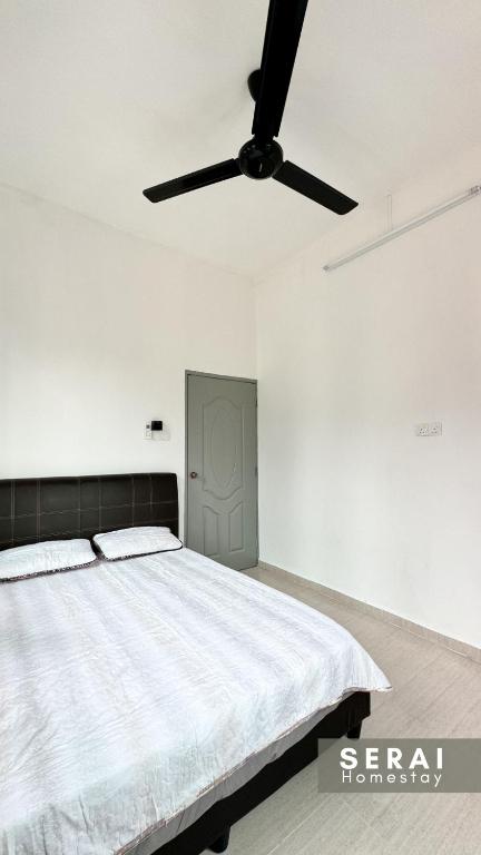 Postel nebo postele na pokoji v ubytování SERAI Homestay