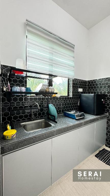 Kuchyň nebo kuchyňský kout v ubytování SERAI Homestay