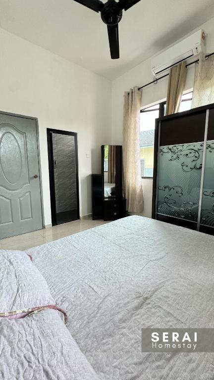Postel nebo postele na pokoji v ubytování SERAI Homestay