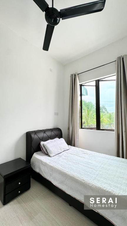 Postel nebo postele na pokoji v ubytování SERAI Homestay