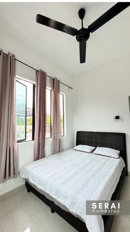 Postel nebo postele na pokoji v ubytování SERAI Homestay
