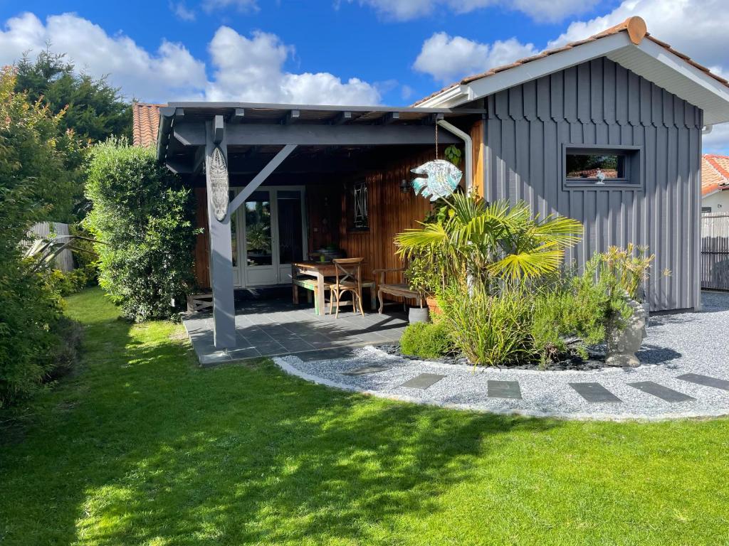 a small shed with a table in a yard at Villa Mäenma in Le Teich