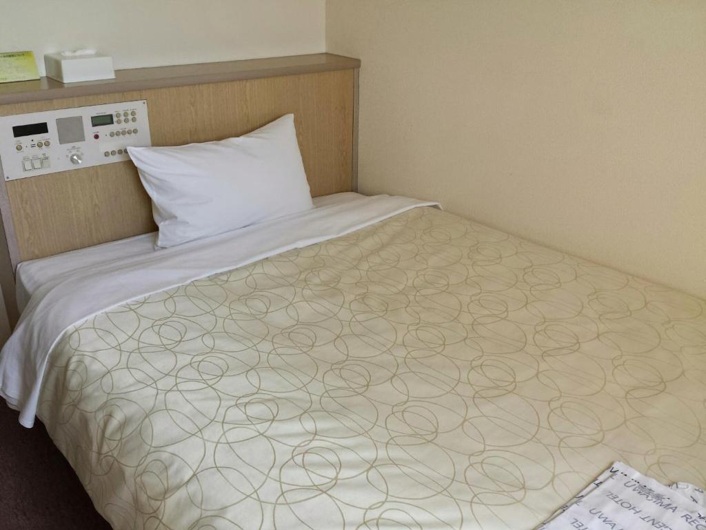 Postel nebo postele na pokoji v ubytování Uwajima Regent Hotel