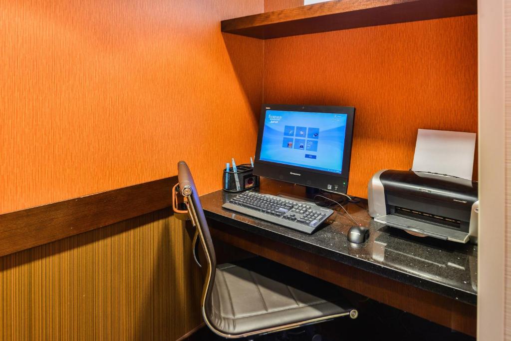 TV a/nebo společenská místnost v ubytování Fairfield Inn Corning Riverside