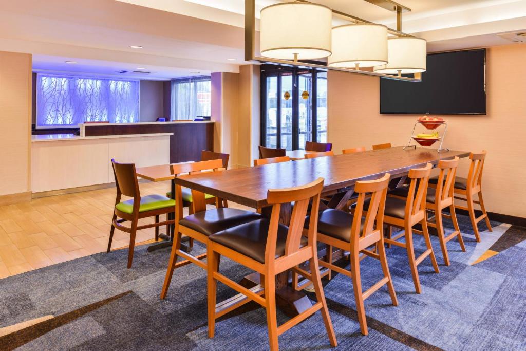 TV a/nebo společenská místnost v ubytování Fairfield Inn Corning Riverside