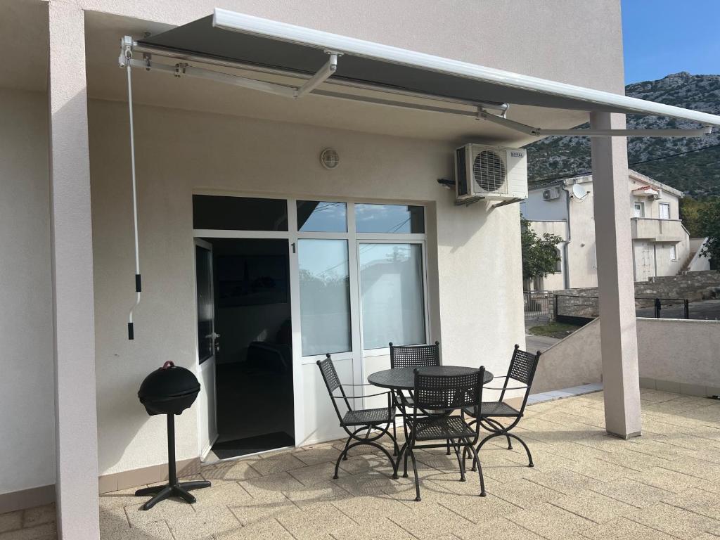 Balkón nebo terasa v ubytování Apartment Vrata Velebita Karlobag