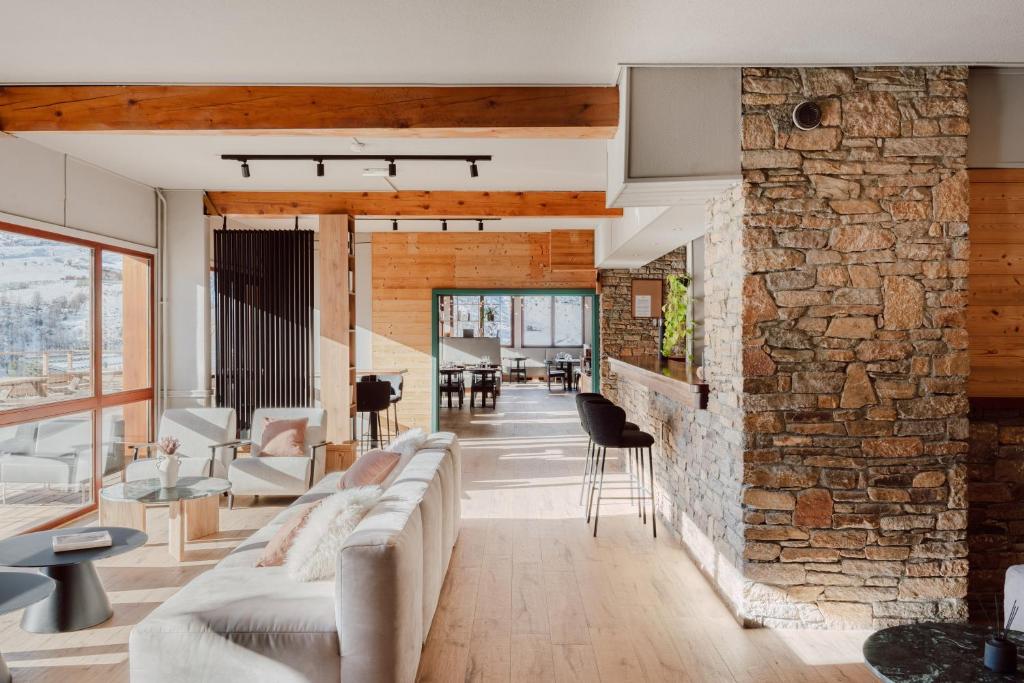 Posezení v ubytování Alpeen Hotel