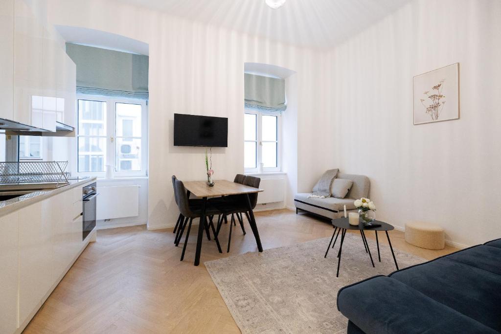 Stylish 1-Bedroom 2-Bath by Canal Minutes from Historic Centre