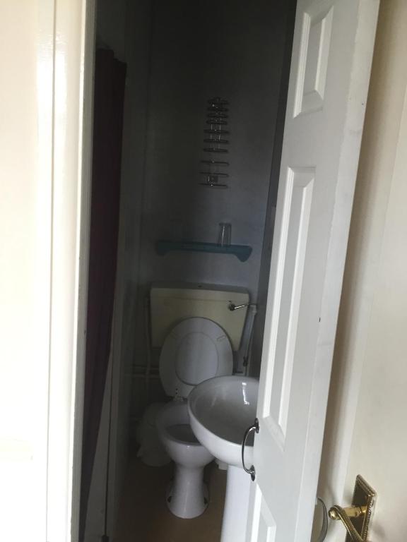 Colnbrook Lodge Guest House - Single Room With Shared Bathroom