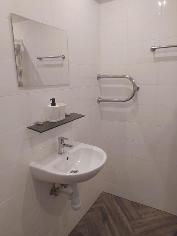 Koupelna v ubytování RVR Smart Apartments Riga with self Check-in