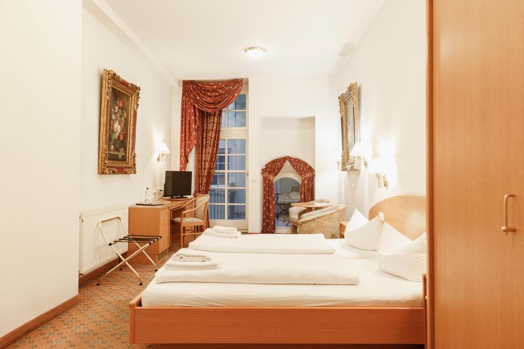 Postel nebo postele na pokoji v ubytování Schwerter Schankhaus & Hotel