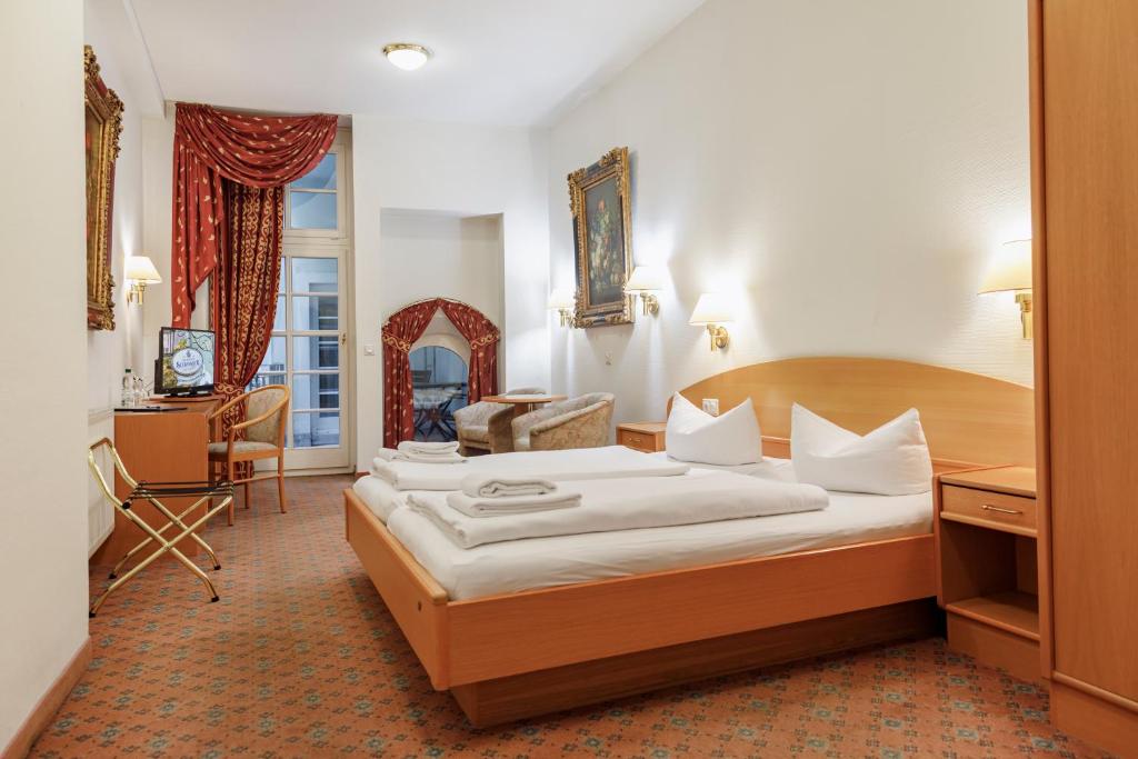 Postel nebo postele na pokoji v ubytování Schwerter Schankhaus & Hotel
