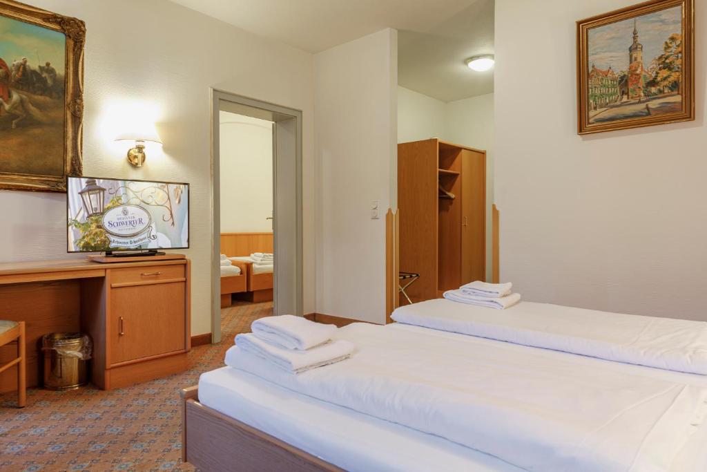 Postel nebo postele na pokoji v ubytování Schwerter Schankhaus & Hotel