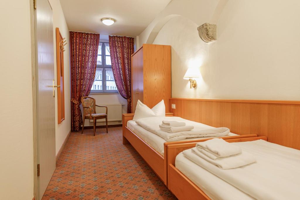 Postel nebo postele na pokoji v ubytování Schwerter Schankhaus & Hotel