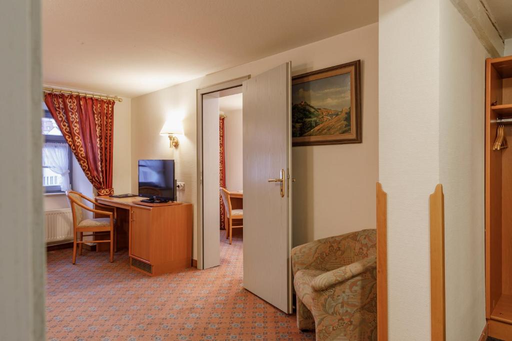 TV a/nebo společenská místnost v ubytování Schwerter Schankhaus & Hotel