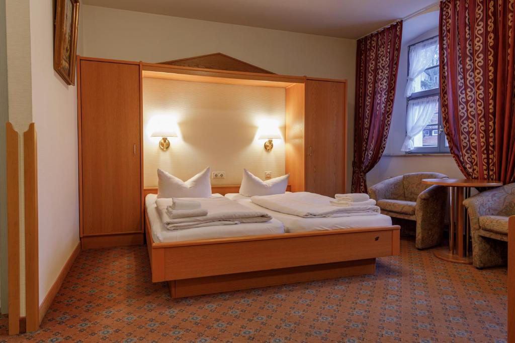 Postel nebo postele na pokoji v ubytování Schwerter Schankhaus & Hotel