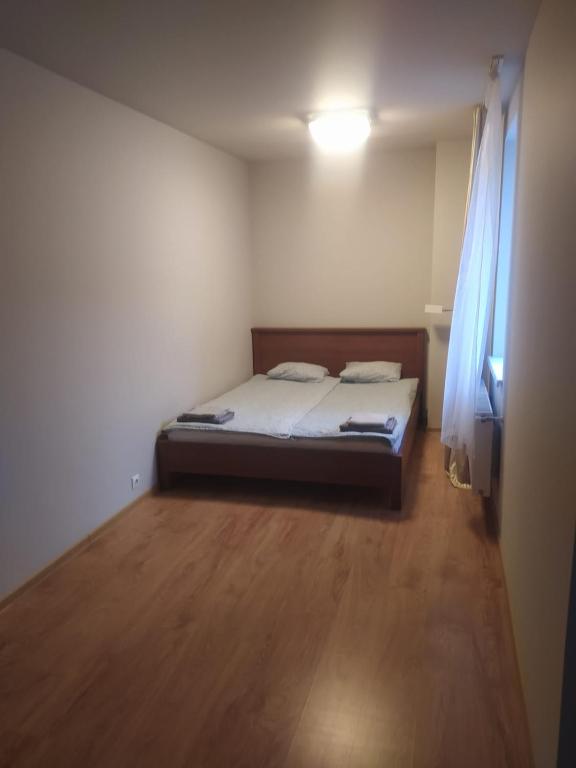 Postel nebo postele na pokoji v ubytování RVR Smart Apartments Riga with self Check-in