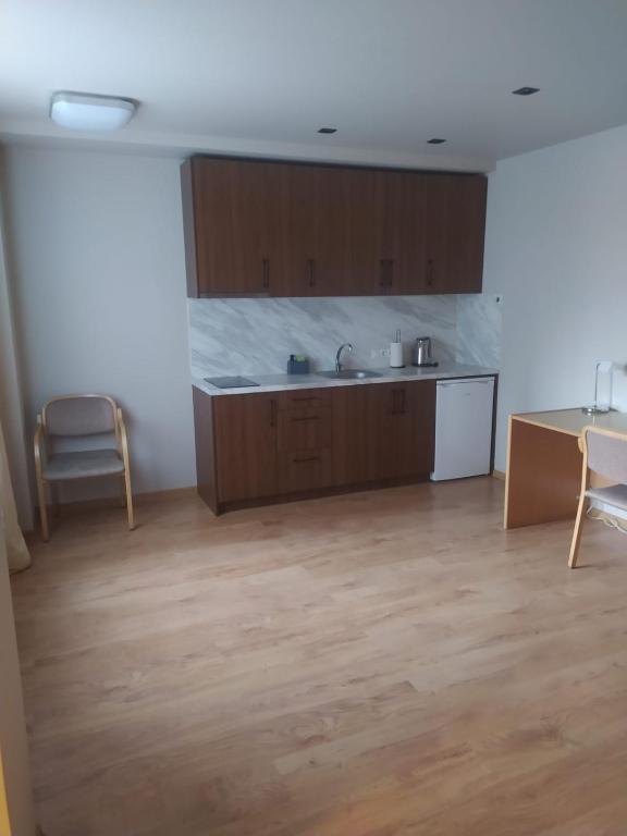 Kuchyň nebo kuchyňský kout v ubytování RVR Smart Apartments Riga with self Check-in