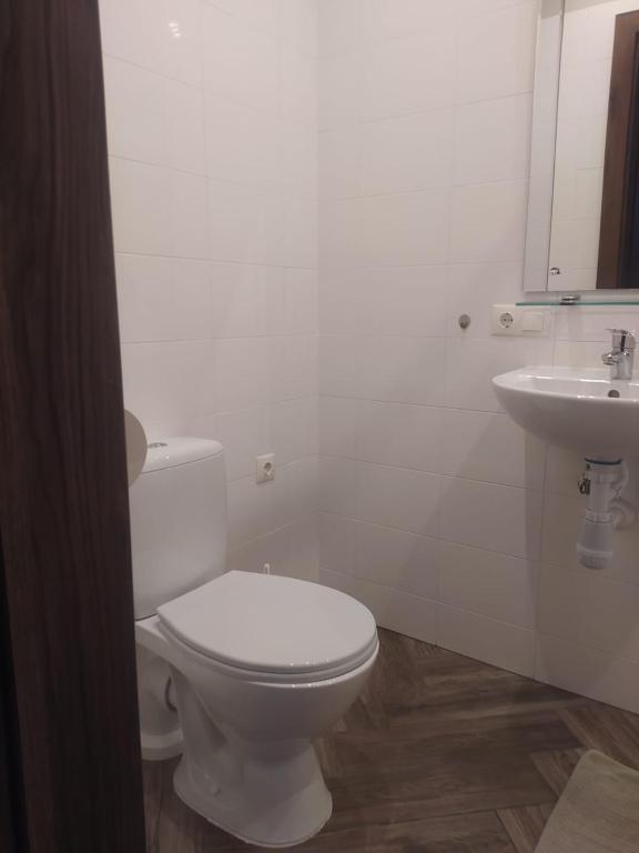 Koupelna v ubytování RVR Smart Apartments Riga with self Check-in