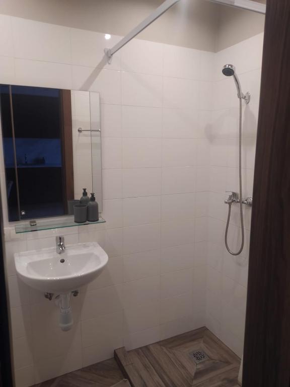 Koupelna v ubytování RVR Smart Apartments Riga with self Check-in