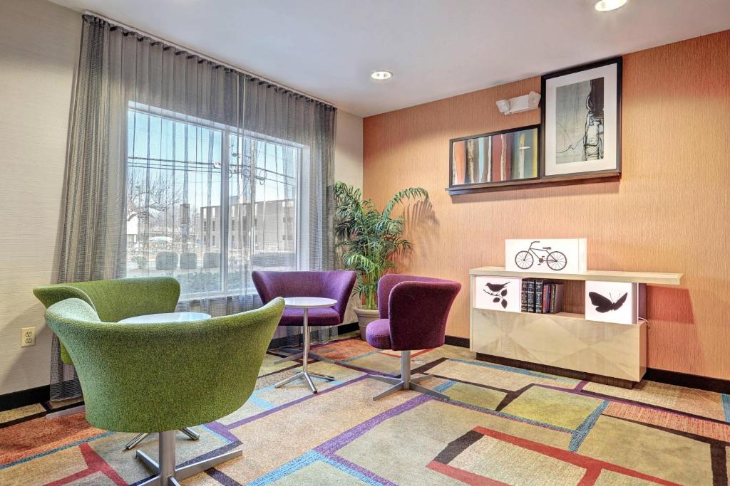 Posezení v ubytování Fairfield Inn & Suites by Marriott Edison - South Plainfield