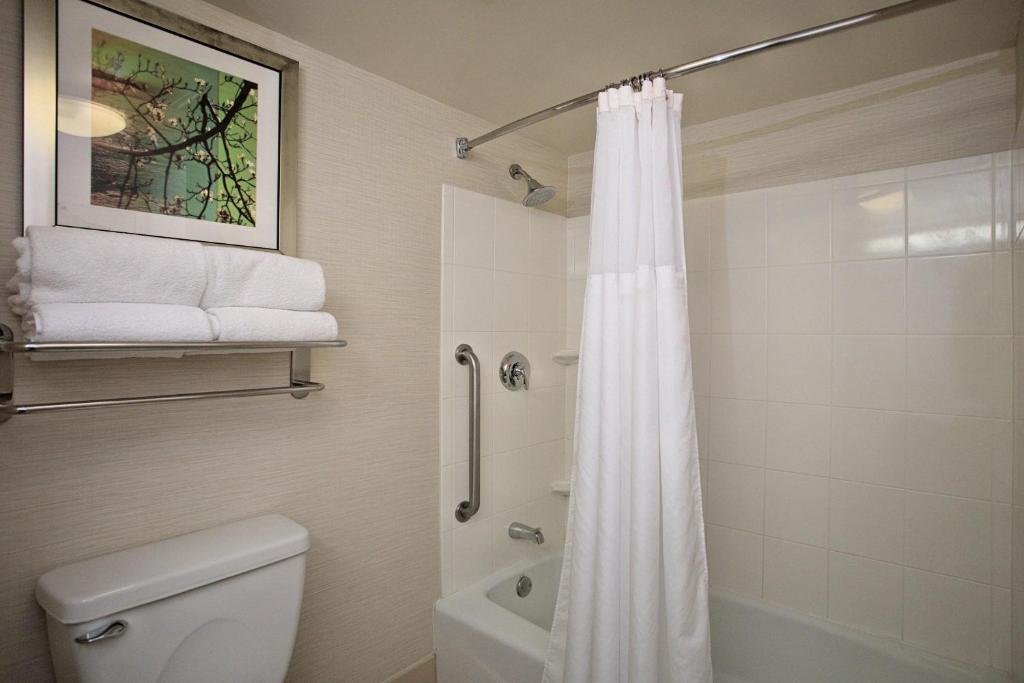 Koupelna v ubytování Fairfield Inn & Suites by Marriott Edison - South Plainfield