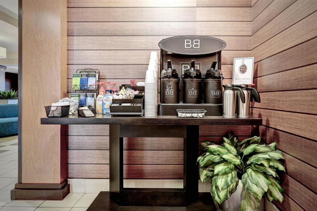Příslušenství pro přípravu čaje a kávy v ubytování Fairfield Inn & Suites by Marriott Edison - South Plainfield