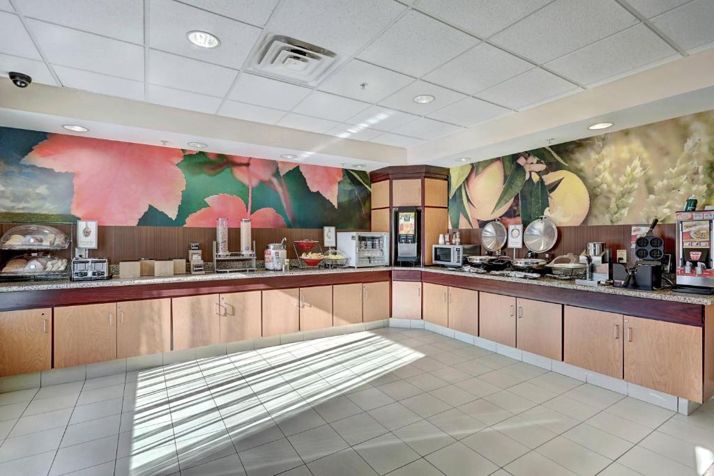 Příslušenství pro přípravu čaje a kávy v ubytování Fairfield Inn & Suites by Marriott Edison - South Plainfield