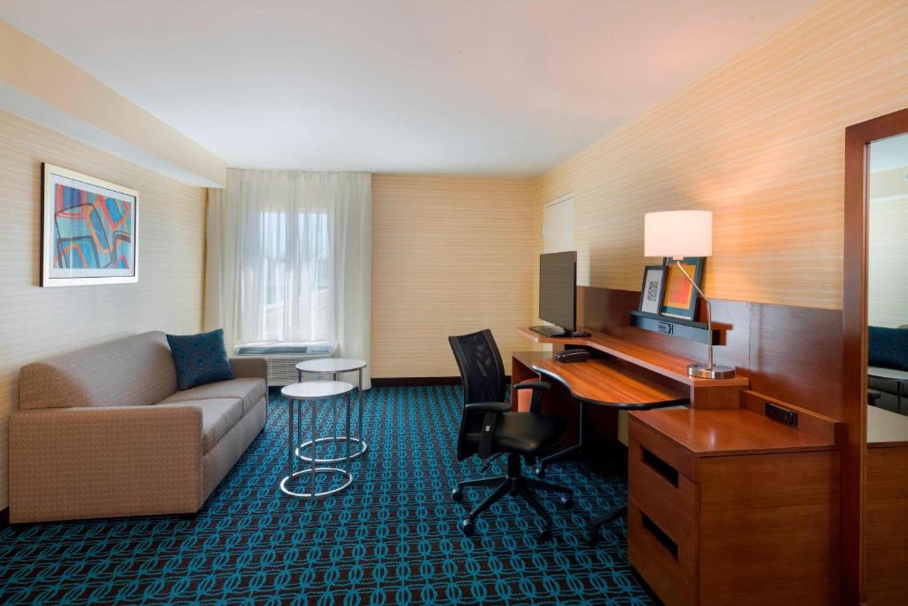 TV a/nebo společenská místnost v ubytování Fairfield Inn & Suites by Marriott Paramus