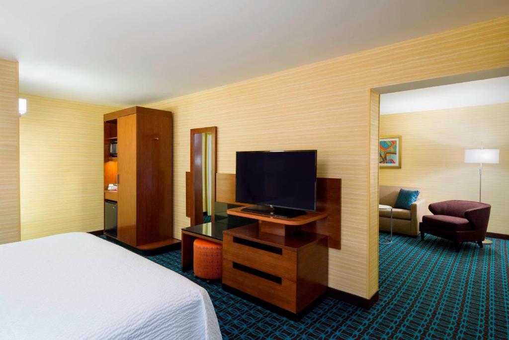 TV a/nebo společenská místnost v ubytování Fairfield Inn & Suites by Marriott Paramus