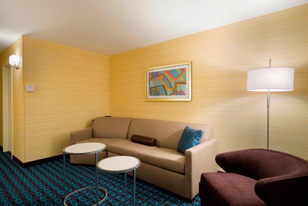 Posezení v ubytování Fairfield Inn & Suites by Marriott Paramus
