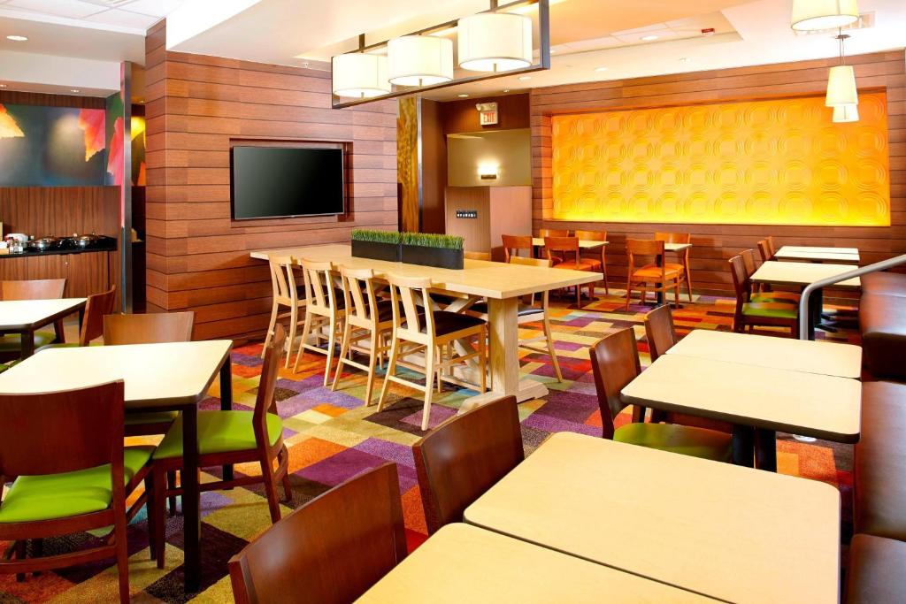 TV a/nebo společenská místnost v ubytování Fairfield Inn & Suites Parsippany